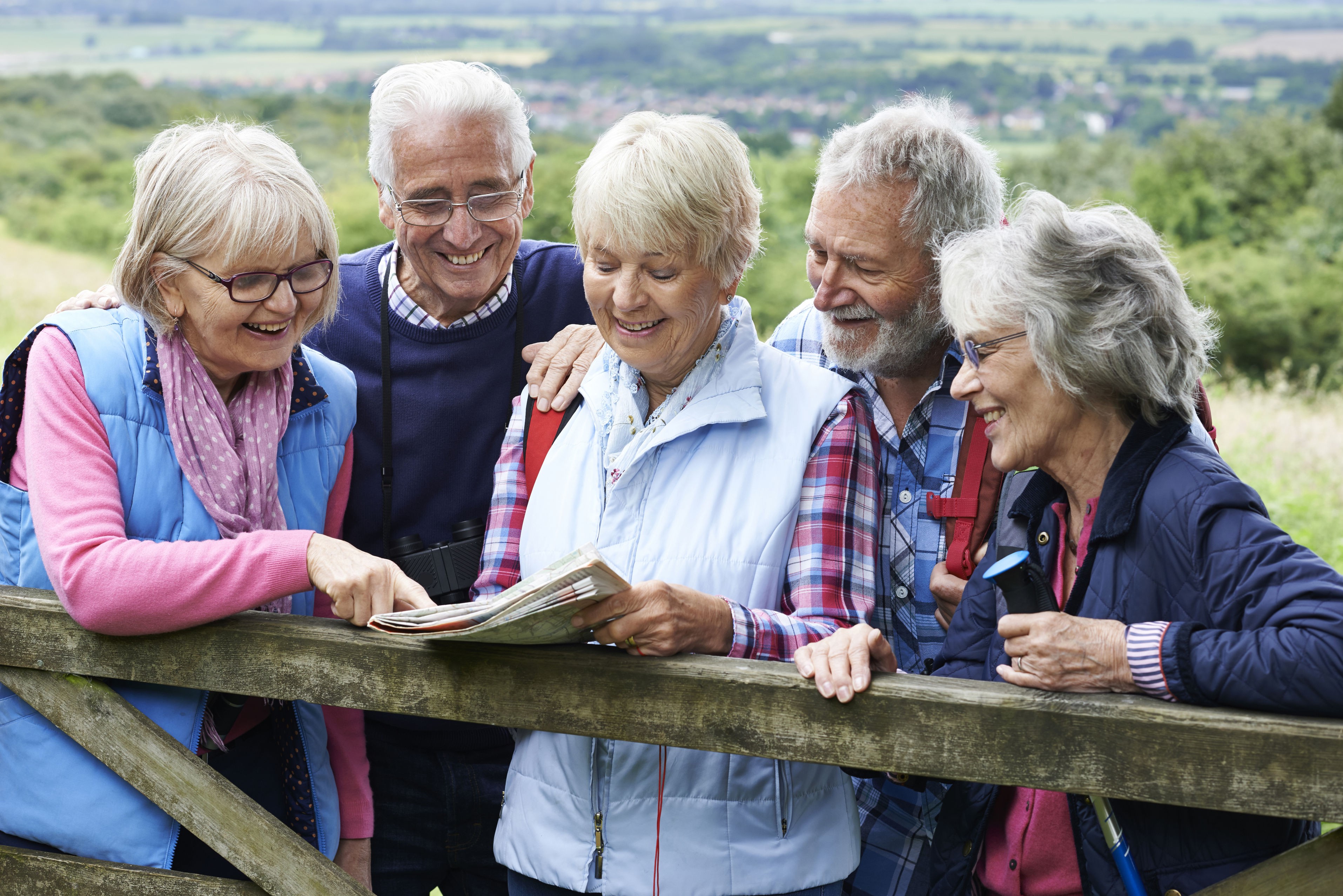 Бабушки путешествуют. Пенсионеры в Германии. Старики в Германии. Пожилые люди. Пожилые люди в Германии.